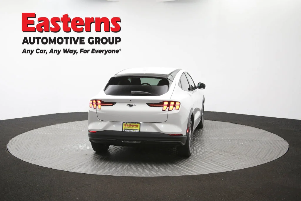 Used 2021 White Ford Select image 39
