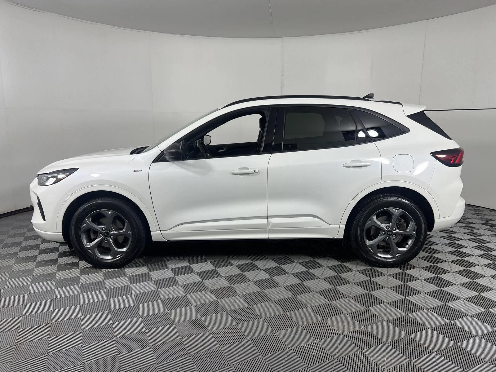Used 2023 Star White Metallic Tri-Coat Ford ST-Line image 7