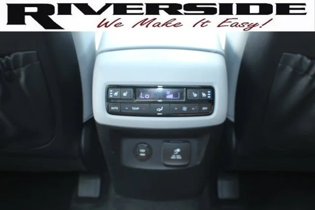Used 2025 Moonlight Cloud Hyundai SEL Premium 7P image 17