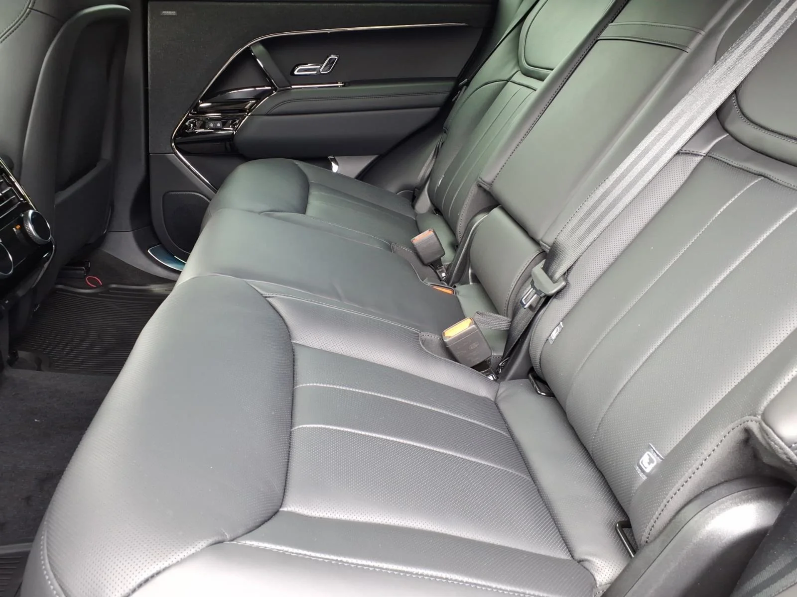 New 2026 Fuji White Land Rover Dynamic SE image 5