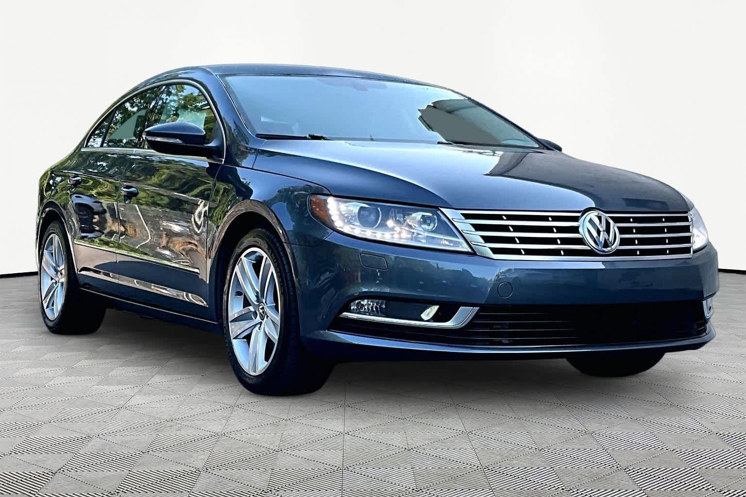 Used 2014 Island Gray Metallic Volkswagen Sport image 3