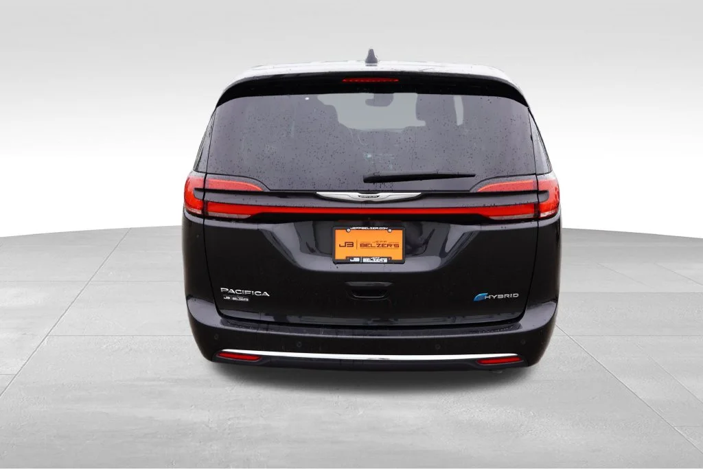 Used 2023 Brilliant Black Crystal Pearlcoat Chrysler Limited image 6
