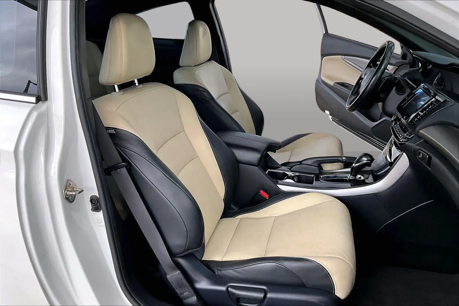 Certified Used 2016 White Orchid Pearl Honda Touring image 9