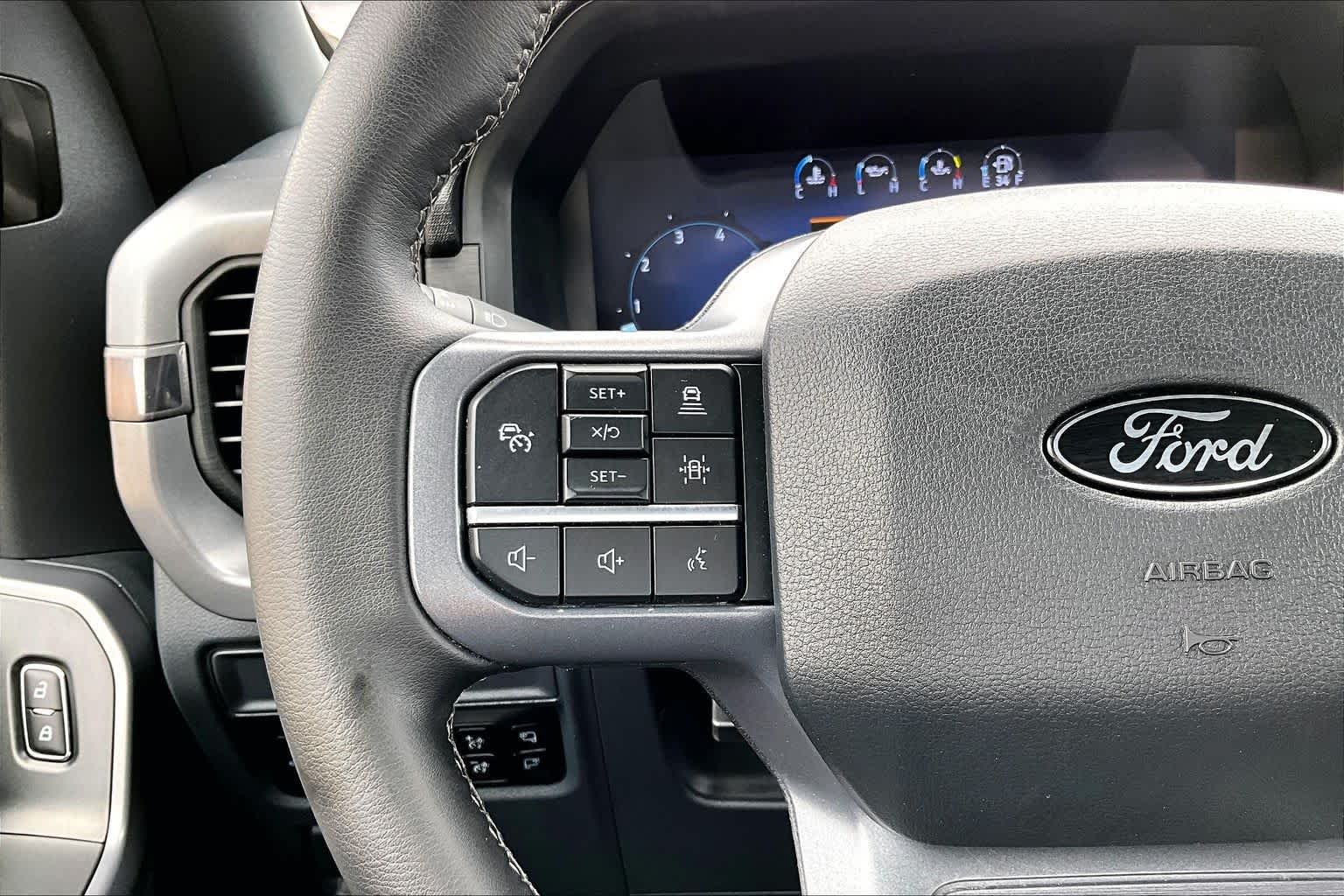 Used 2025 Oxford White Clearcoat Ford XLT image 30