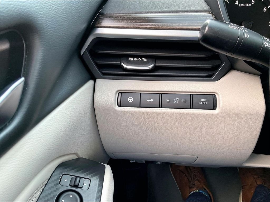 Used 2019 White Nissan 2.5 SL image 27
