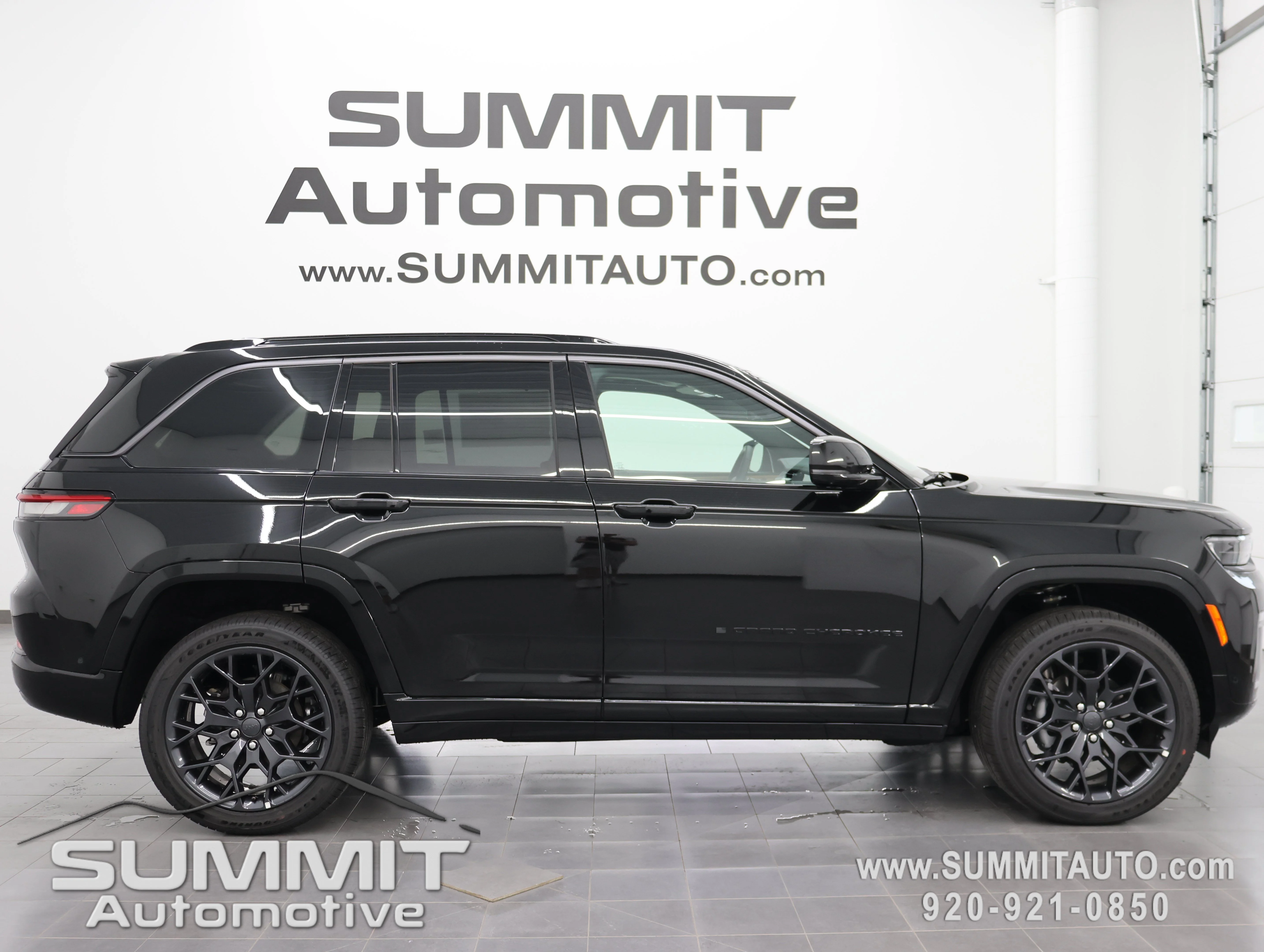 New 2026 Diamond Black Crystal Pearl-Coat Exterior Paint Jeep Summit image 1