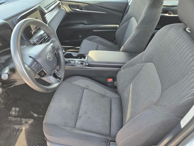 Used 2025 White Toyota LE image 17