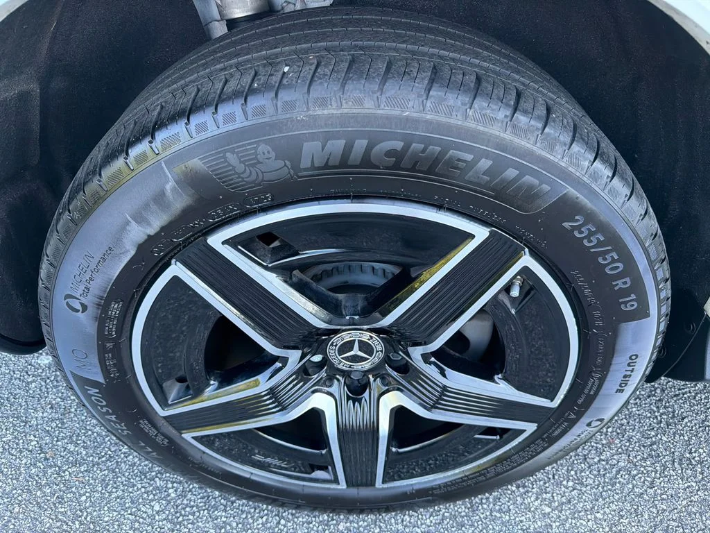 Used 2024  Mercedes-Benz GLC 300 image 17