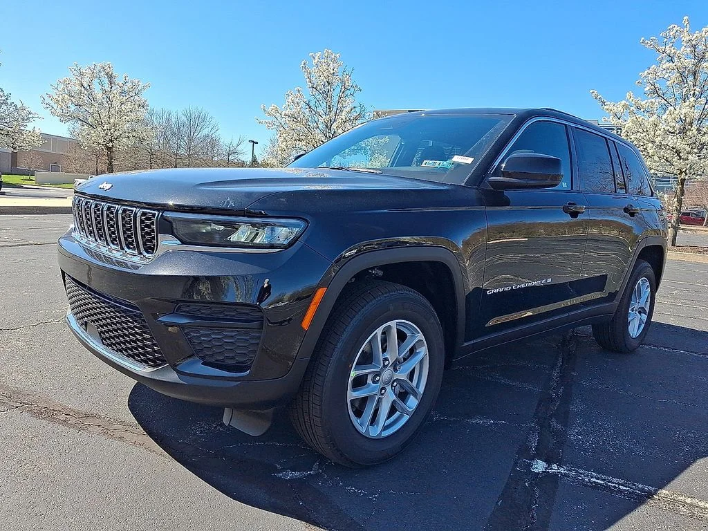 New 2026 Diamond Black Crystal Pearl-Coat Exterior Paint Jeep Laredo X image 2