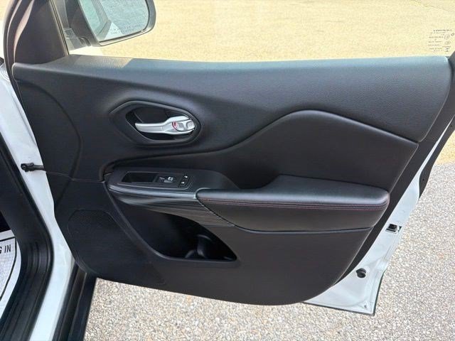 Used 2016 Bright White Clearcoat Jeep Trailhawk image 19
