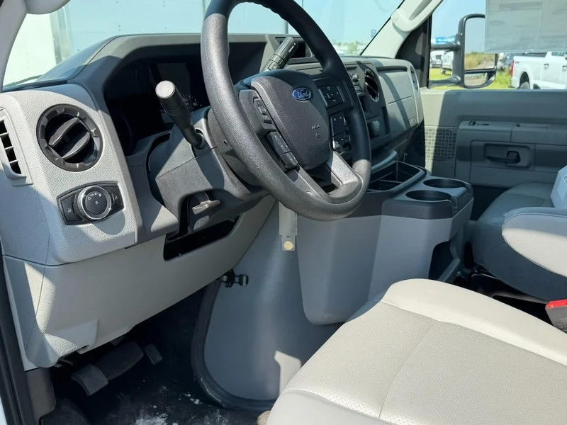 New 2026 Oxford White Ford 15-ft Box image 7