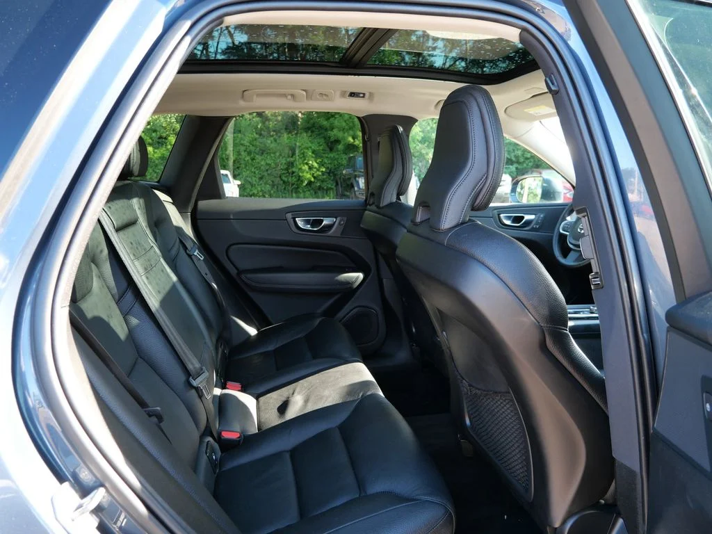 Used 2020 Blue Volvo T5 Momentum image 9
