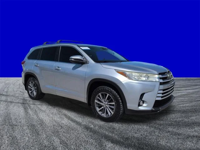 Certified Used 2018 2018 TOYOTA HIGHLANDER XLE Toyota XLE image 2