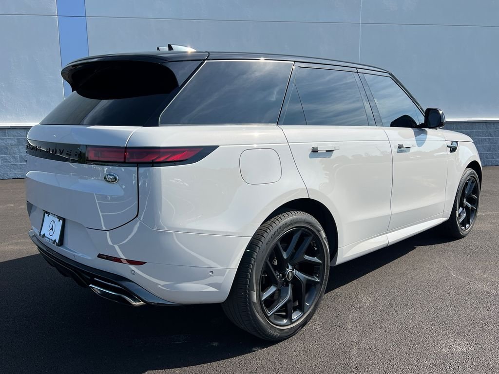 Used 2023  Land Rover SE Dynamic image 8