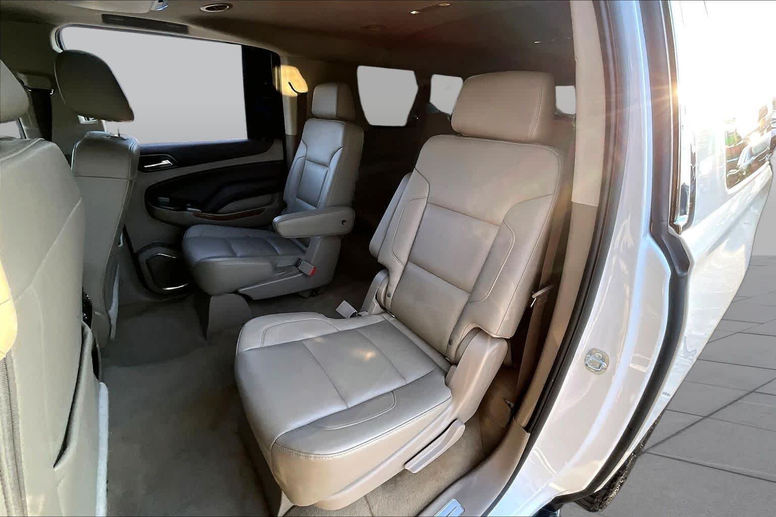Used 2019 Iridescent Pearl Tricoat Chevrolet Premier image 21
