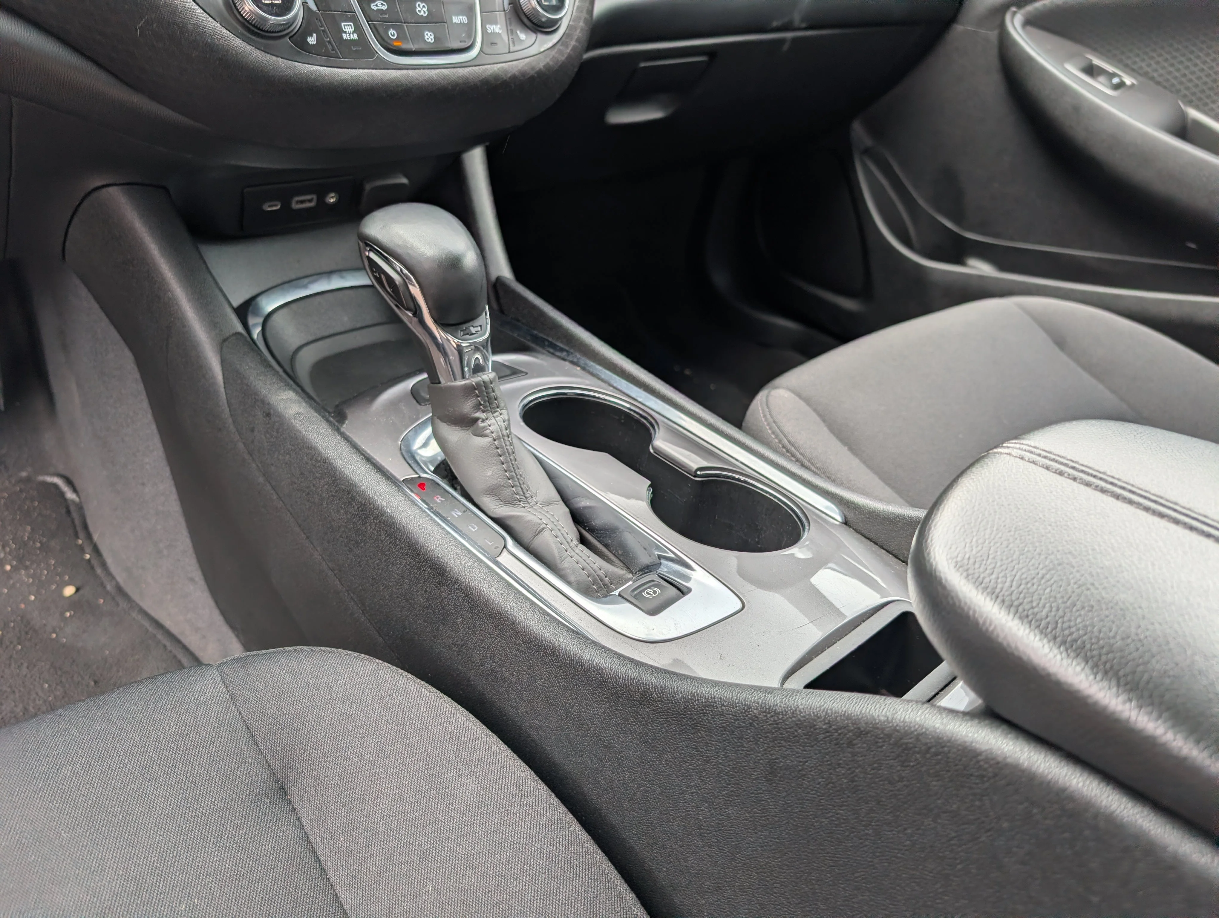 Used 2024 Summit White Chevrolet 1LT image 29