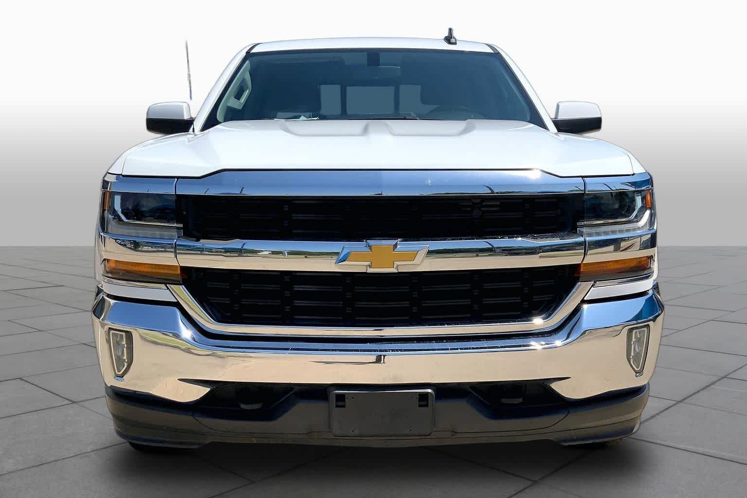 Used 2018 Summit White Chevrolet LT image 4