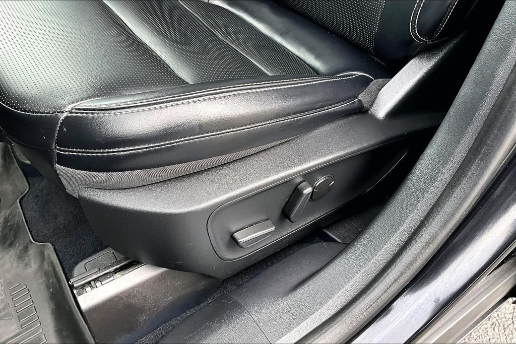 Used 2023 Black Metallic Ford Platinum image 38
