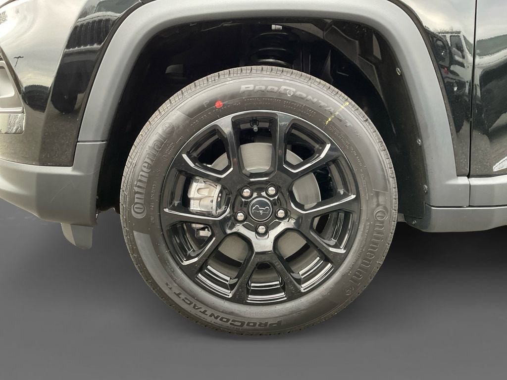New 2026 Diamond Black Crystal Pearl-Coat Exterior Paint Jeep Latitude image 15