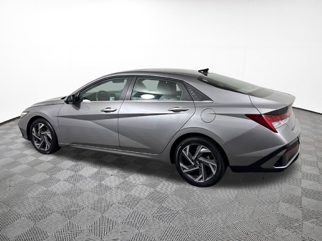 Used 2025 Gray Hyundai SEL Convenience image 11
