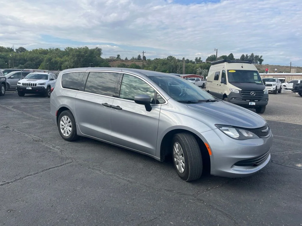 Used 2019 Billet Silver Metallic Chrysler L image 7