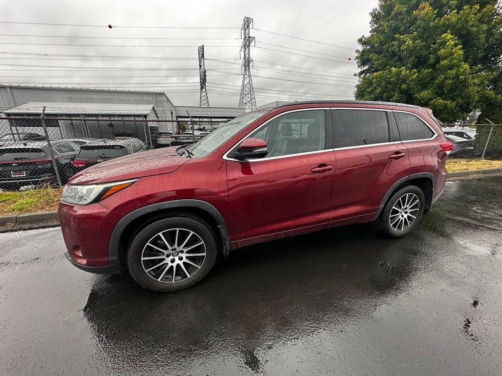 Used 2018 Red Toyota SE image 3