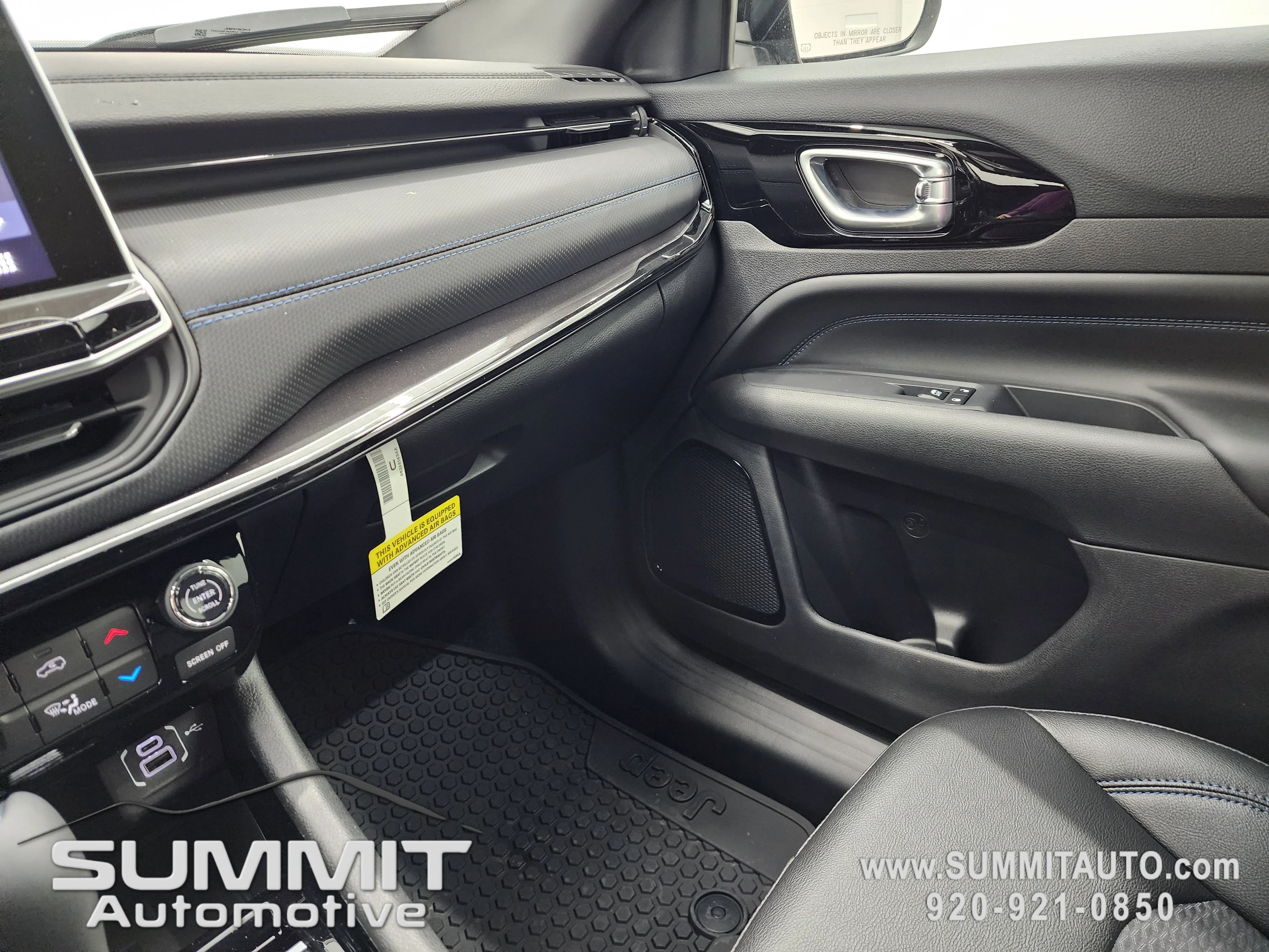 New 2026 Diamond Black Crystal Pearlcoat Jeep Latitude image 12
