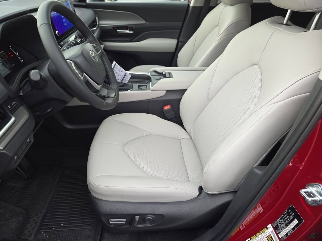 Used 2026 Pearl Toyota XLE image 32