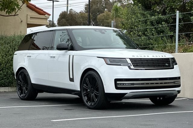New 2026 Ostuni Pearl White Land Rover SE image 7