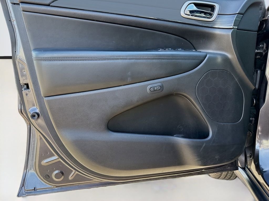 Used 2020 Gray Jeep Limited image 21
