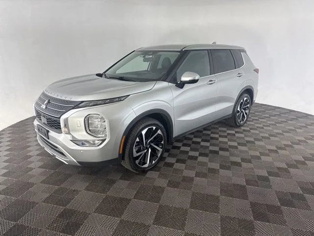 Used 2023  Mitsubishi SE image 3