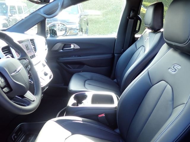 New 2026 Silver Mist Clear-Coat Exterior Paint Chrysler Select image 12
