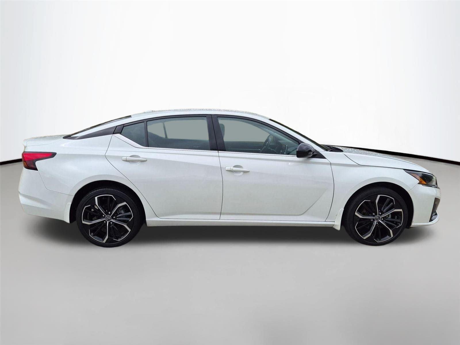 Used 2023 Glacier White Nissan 2.5 SR image 4
