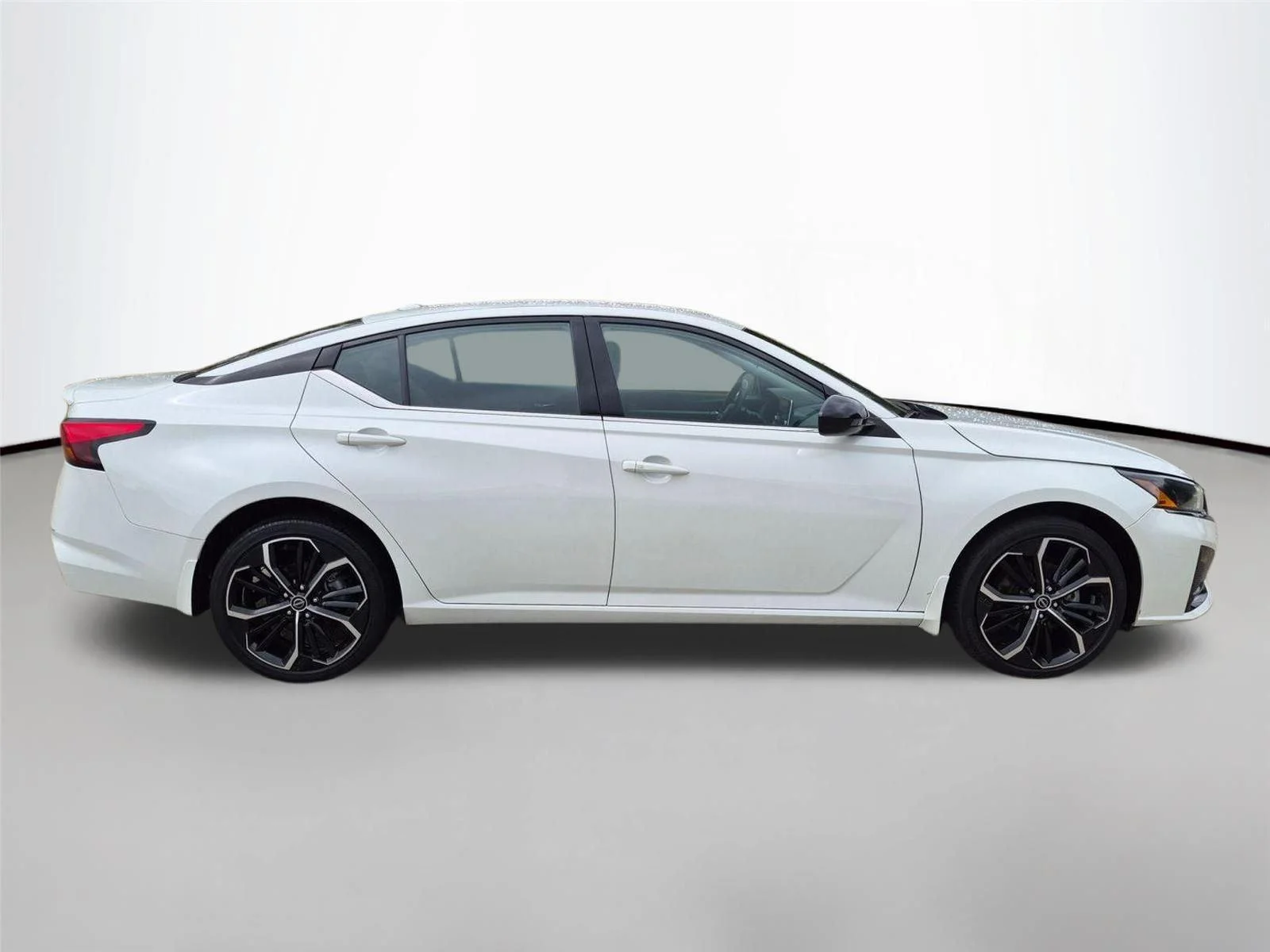 Used 2023 Glacier White Nissan 2.5 SR image 4