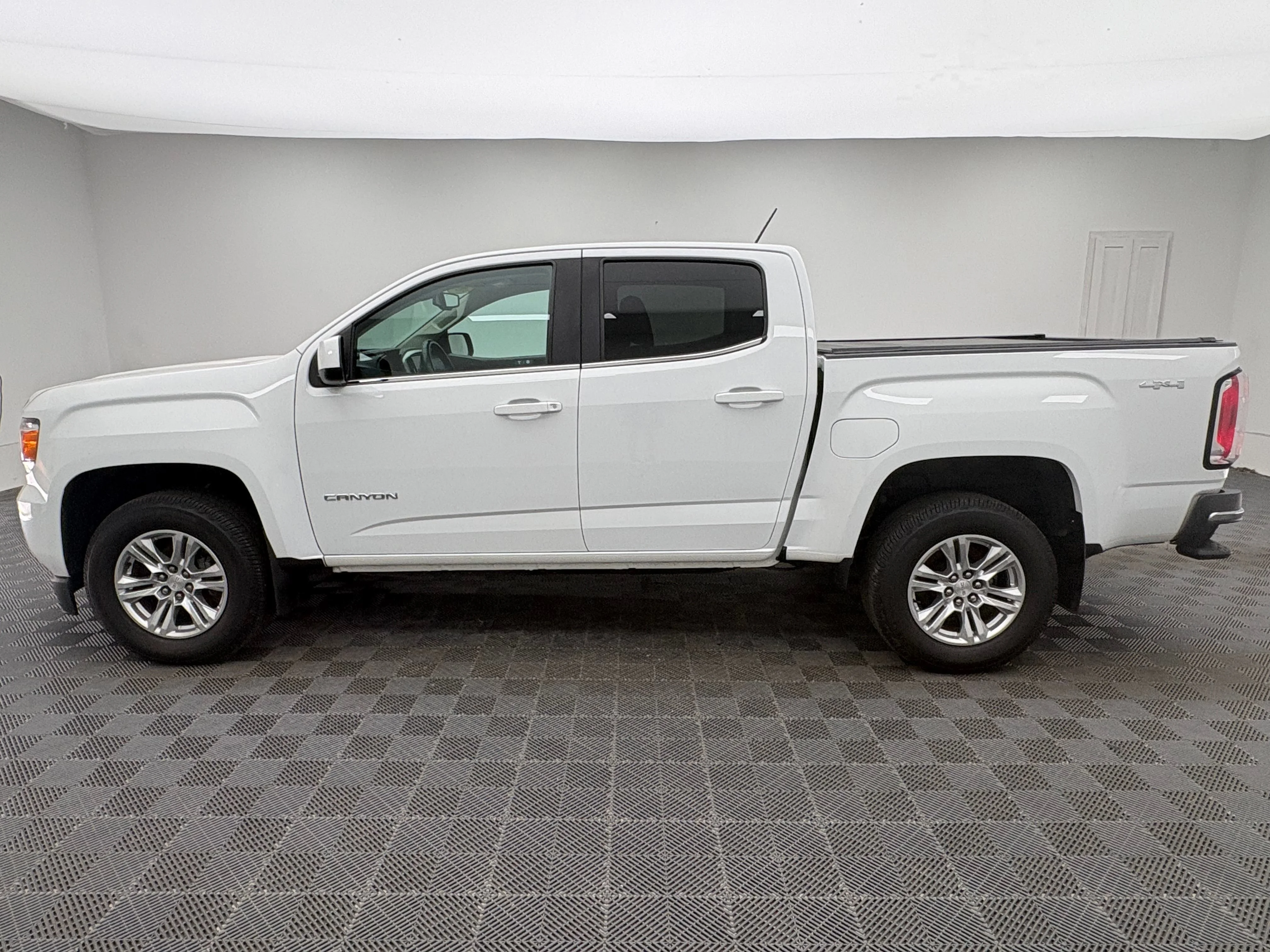 Used 2020 SUMMIT WHITE GMC 4WD SLE image 10