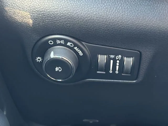 New 2026 White/off-white Jeep Latitude image 35