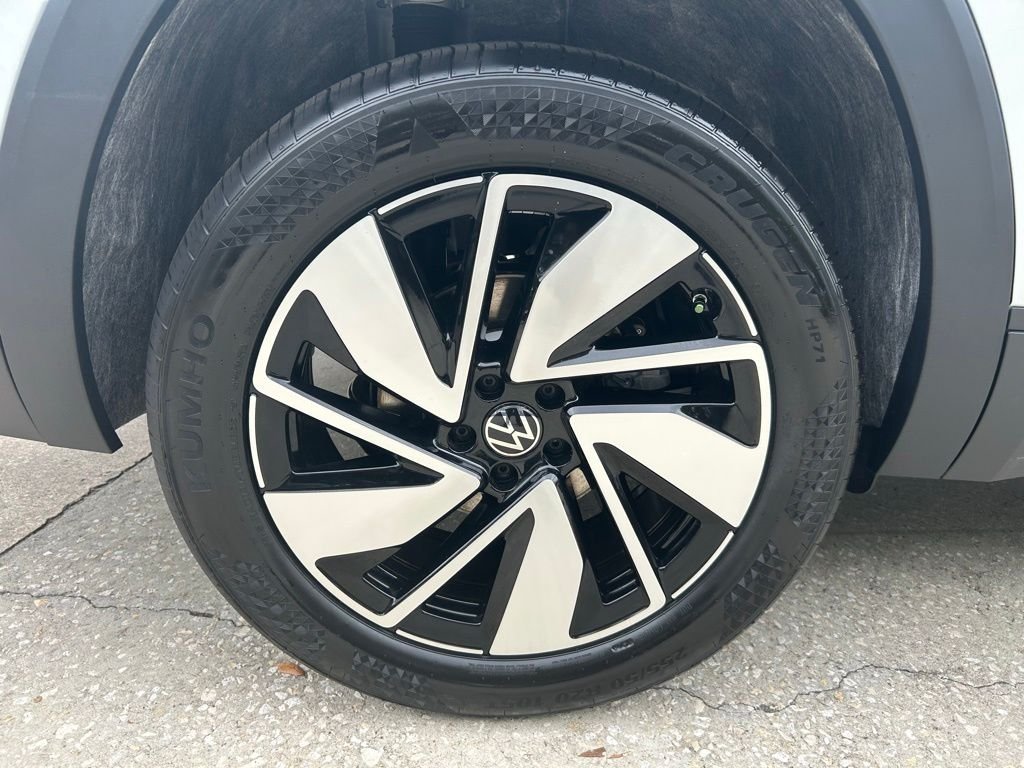 New 2026 White/off-white Volkswagen SE w/Technology image 24