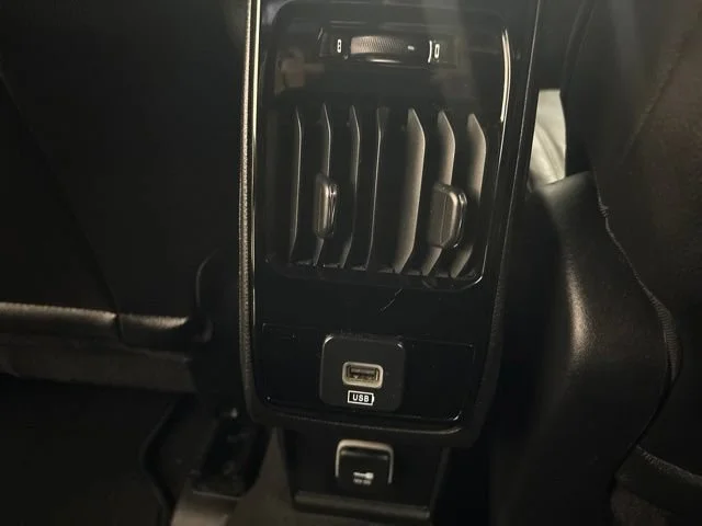 Used 2024  Jeep Limited image 36