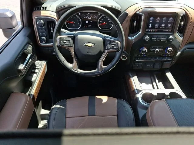 Used 2023 Iridescent Pearl Tricoat Chevrolet High Country image 12