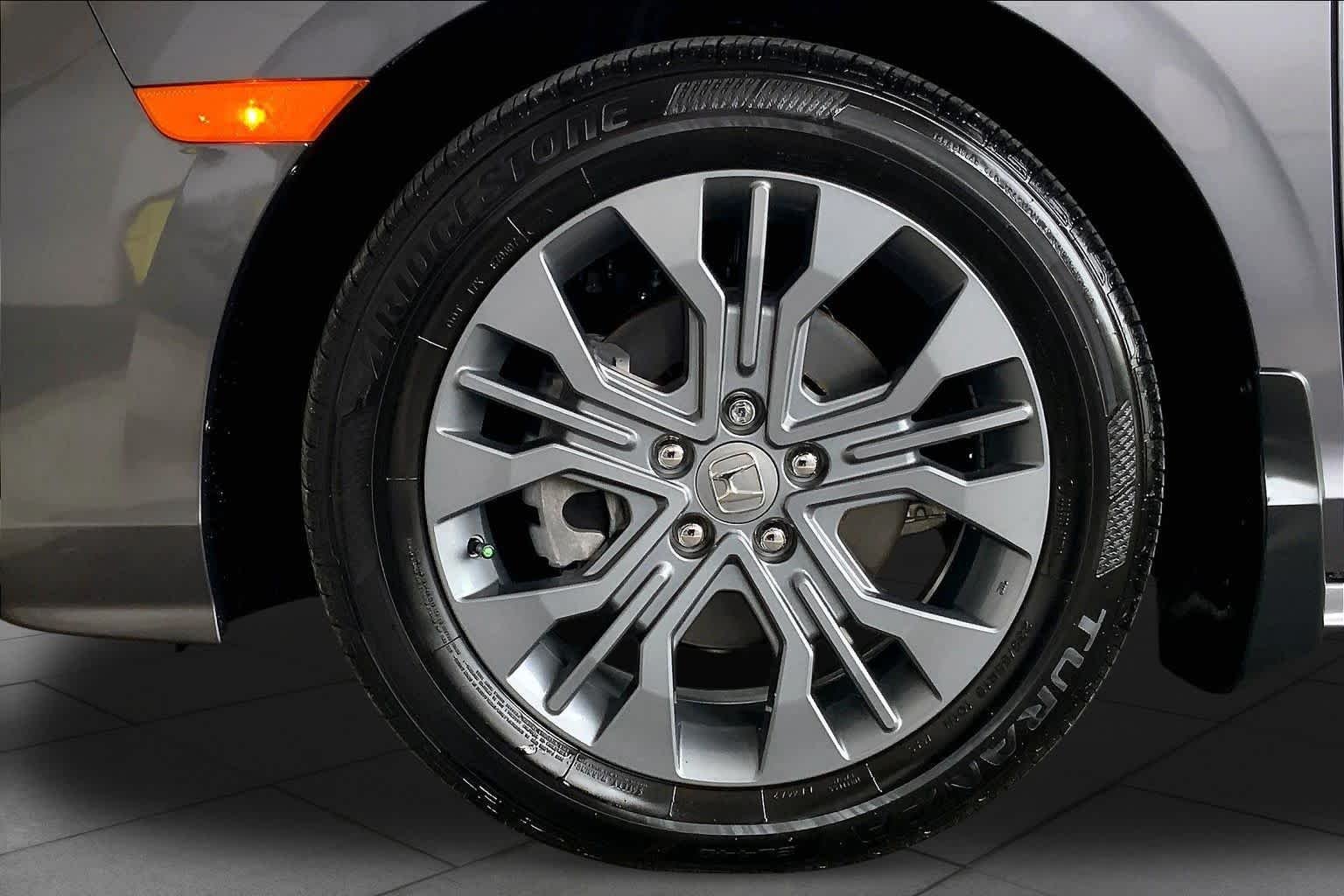 Used 2025 Modern Steel Metallic Honda Touring image 11