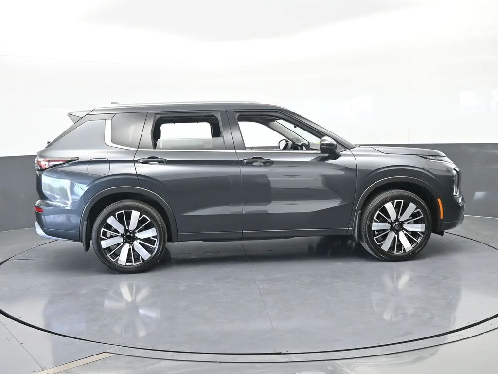 New 2026 Gray Mitsubishi SEL image 7