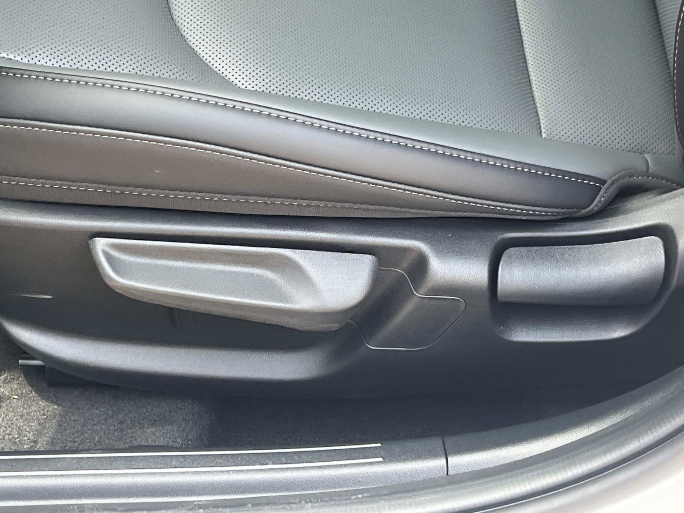 New 2026 Snow White Pearl Kia EX image 21