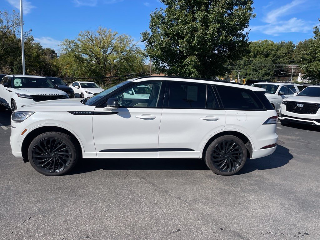 Used 2023 White Lincoln Reserve image 3