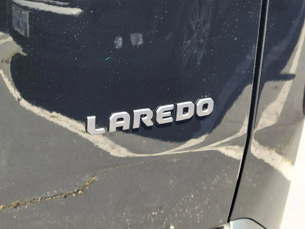 New 2026 Diamond Black Crystal Pearl-Coat Exterior Paint Jeep Laredo image 19