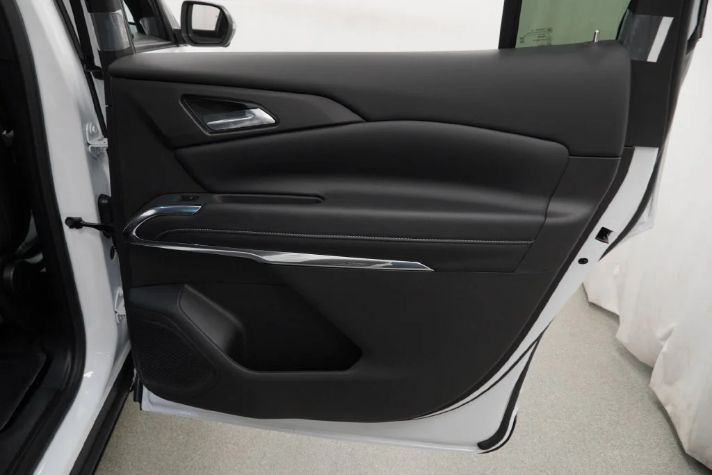 New 2027 Summit White Chevrolet LT image 25