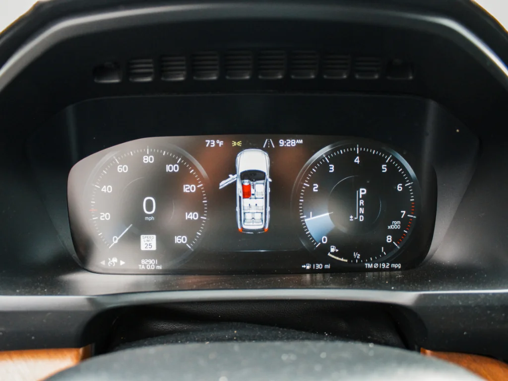 Used 2019 Crystal White Pearl Metallic Volvo Inscription image 15