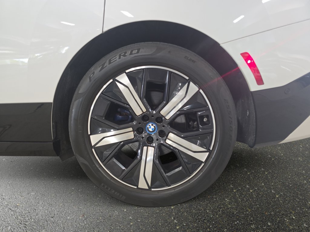 Certified Used 2022 Mineral White Metallic BMW xDrive50 image 32