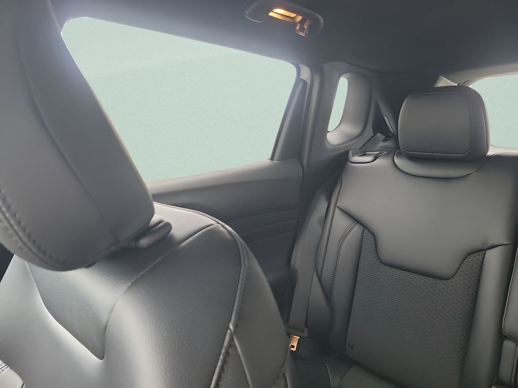 New 2026 Bright White Clear-Coat Exterior Paint Jeep Latitude image 12