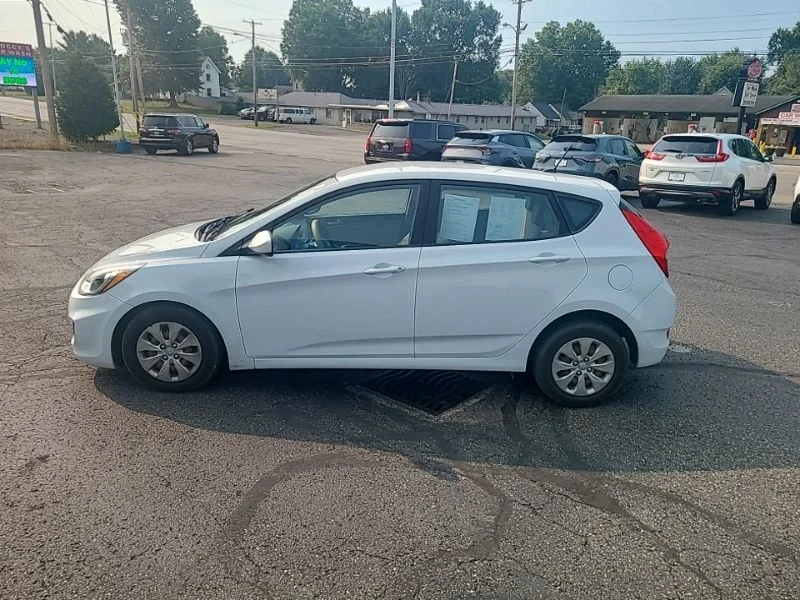 Used 2017 White Hyundai SE image 3