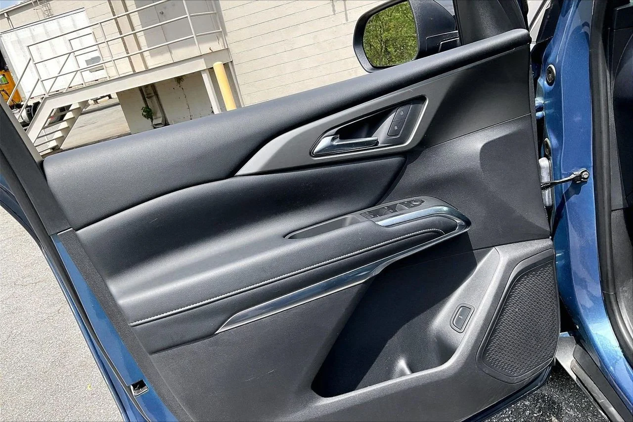 Used 2025 Blue Chevrolet LT image 27